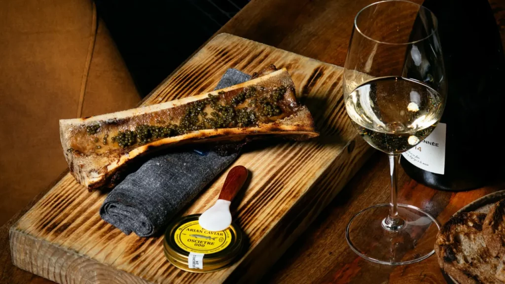 Tuétano a la brasa con 10 gramos de caviar Beluga, plato caliente en Carnal Steakhouse, mejor restaurante de carne en Eixample, Barcelona